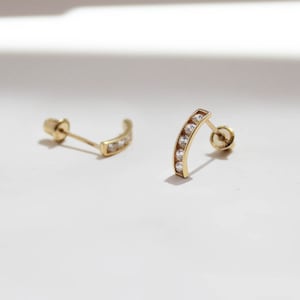 Boucles d'oreilles à visser barre incurvée en or jaune 14 carats, or jaune massif 14 carats, zircone cubique, boucles d'oreilles à visser pour bébés filles, enfants et femmes