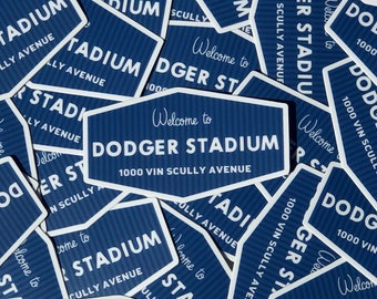 Puede incluir: Una colección de pegatinas azules con rayas blancas, cada una con el texto Welcome to DODGER STADIUM y 1000 VIN SCULLY AVENUE en una fuente negrita sin remates, dispuestas en un patrón superpuesto por todo el encuadre.
