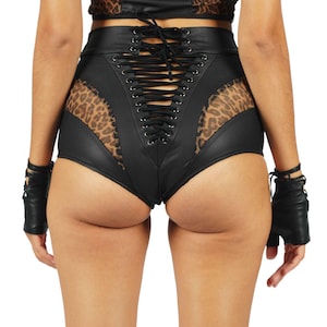 Peut inclure: Short en cuir noir avec un dos &agrave; lacets et des empi&egrave;cements en mesh &agrave; imprim&eacute; l&eacute;opard.