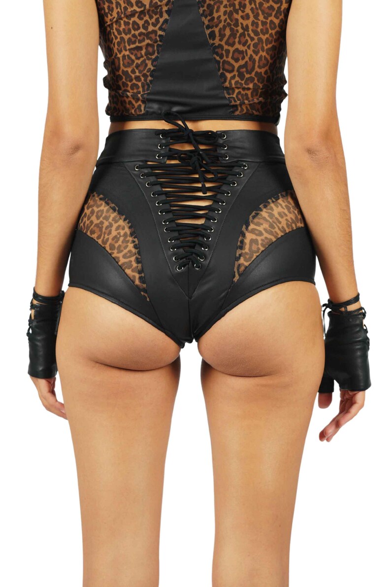Peut inclure: Short en cuir noir avec un dos &agrave; lacets et des empi&egrave;cements en mesh &agrave; imprim&eacute; l&eacute;opard.