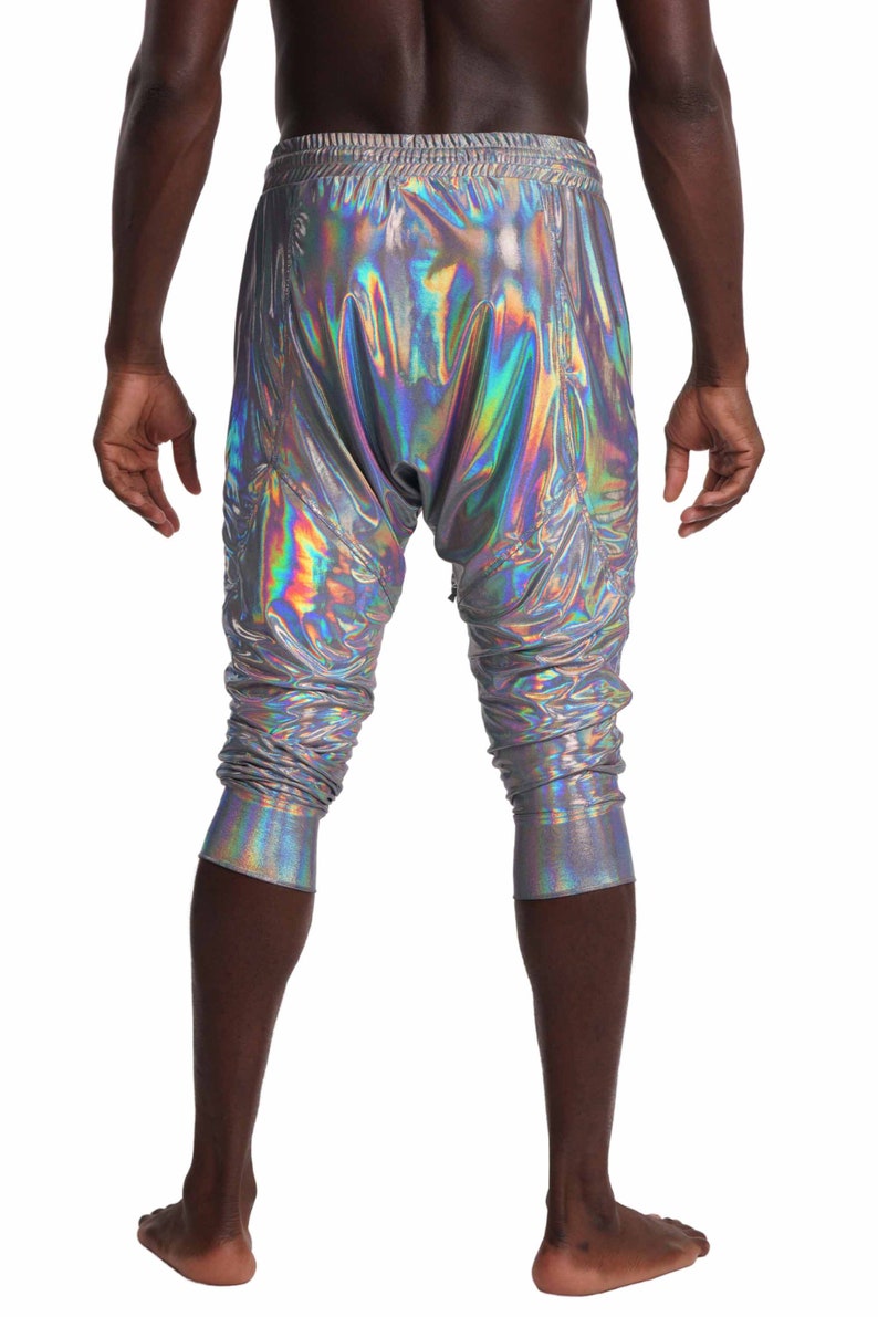 Puede incluir: Pantalones plateados iridiscentes con cintura de cord&oacute;n y longitud recortada.