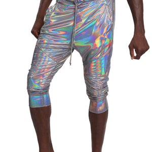 Puede incluir: Pantal&oacute;n plateado iridiscente con cintura de cord&oacute;n. El pantal&oacute;n es corto y de corte holgado.