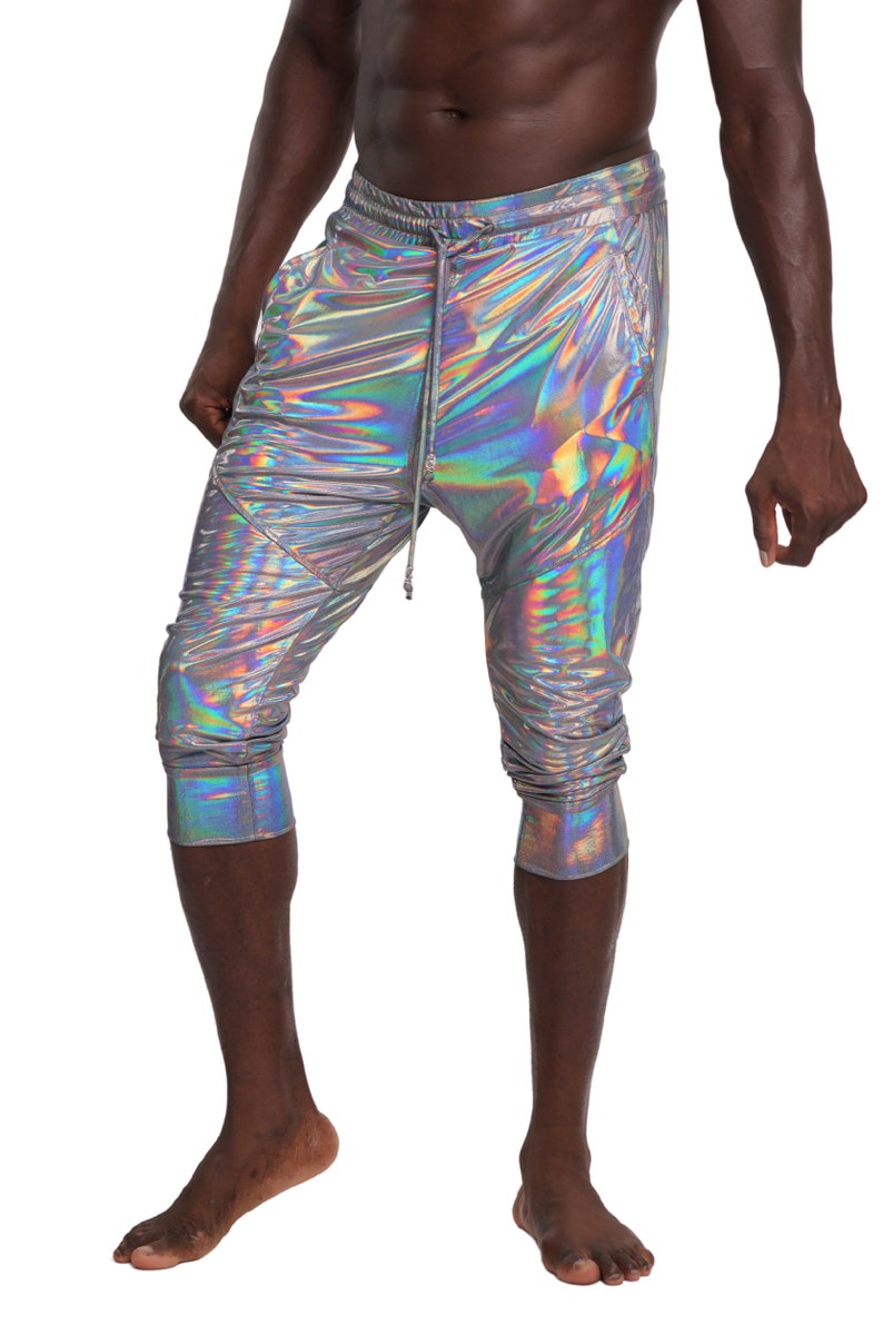 Puede incluir: Pantal&oacute;n plateado iridiscente con cintura de cord&oacute;n. El pantal&oacute;n es corto y de corte holgado.