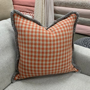 Cojín naranja/gris Houndstooth