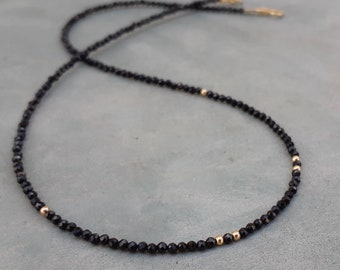 Naszyjnik z koralików z czarnego spineli 14-karatowego złota, naszyjnik z czarnego spineli 2 mm 14-karatowego żółtego złota, malutki czarny naszyjnik choker, minimalistyczny, delikatny naszyjnik choker