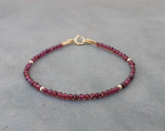 Pulsera de granate: Pulsera apilable de oro macizo de 14k con cuentas color burdeos.