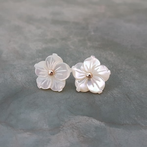 14k solid gold mothet of pearl stud earrings,carved flower earrings,14k solid gold stud earrings,unique gold gemstone earrings