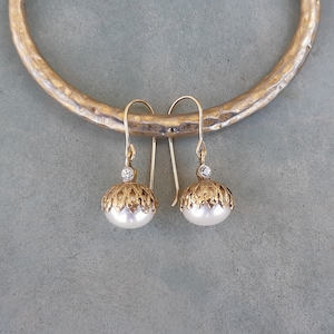 14k solid gold pearl earrings,14k pearl dangle earrings,pearl vintage earrings,unique yellow gold pearl drops,bridal wedding earrings