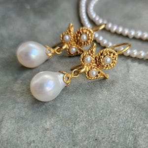 Pendientes de perlas vintage para novias, pendientes de perlas de oro vintage para bodas, pendientes colgantes de perlas de oro amarillo macizo, pendientes de novia únicos, pendientes victorianos imagen 2