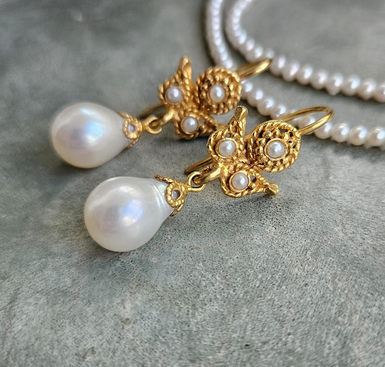 Pendientes de perlas vintage para novias, pendientes de perlas de oro vintage para bodas, pendientes colgantes de perlas de oro amarillo macizo, pendientes de novia únicos, pendientes victorianos imagen 2