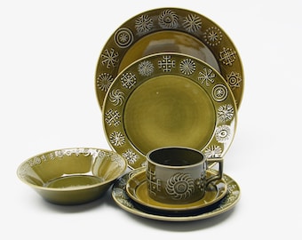 Portmeirion "Totem" Green, Celtic Rune Inspired Design, 1 x 6 Piece Place Setting LAST REMAINING