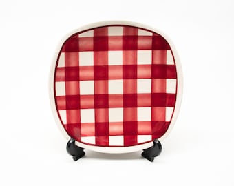 T G Green Patio "Gingham", Red and White 1050s Main Plate