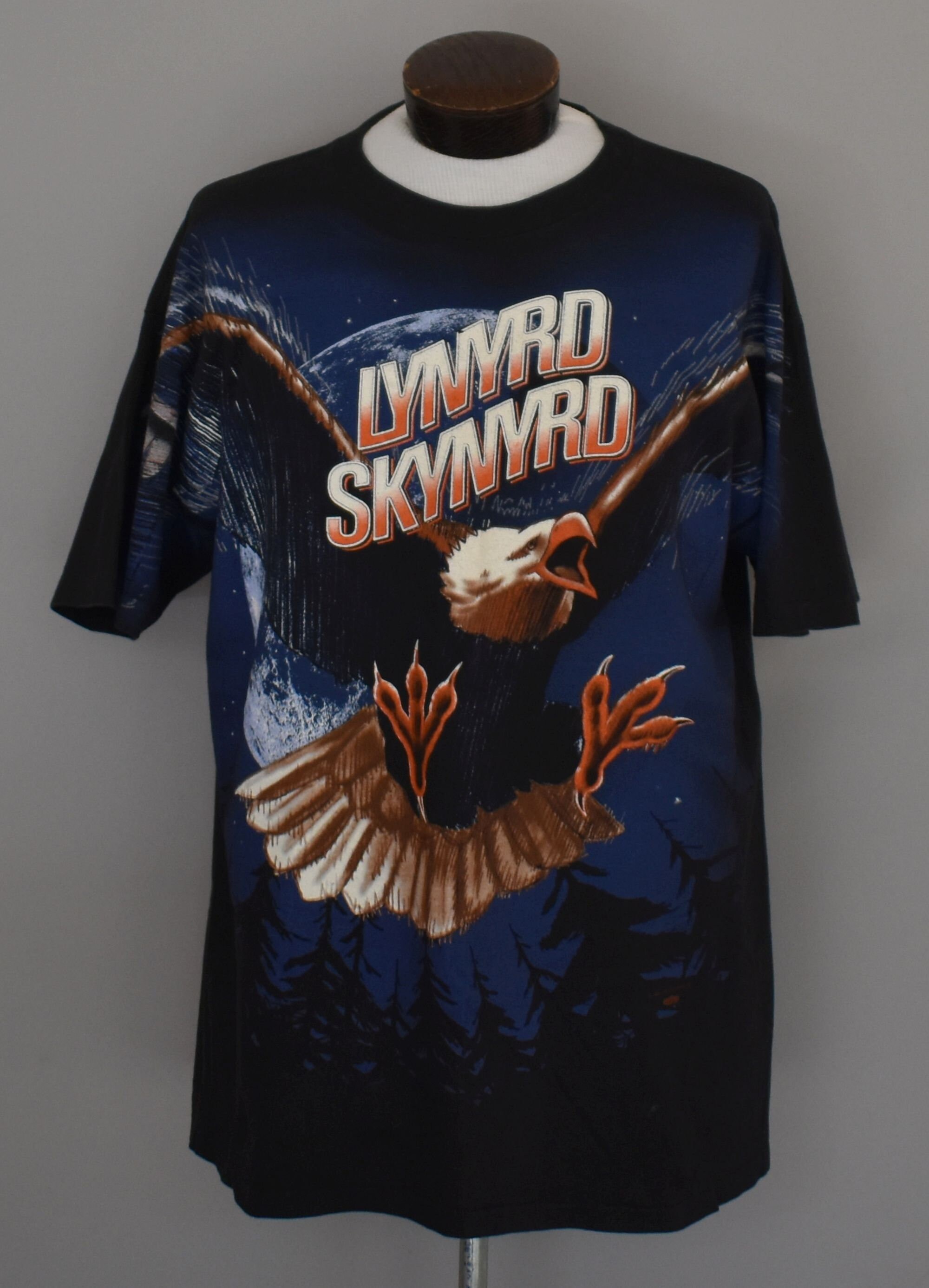 Lynyrd Skynyrd Tee, Vintage 90s Classic Rock Concert Tee, 1996 World Tour T-shirt, 1990s Music Shirt, Size Large to XL - Etsy Norway Lynyrd Skynyrd Tee, Vintage 90s Classic Rock Concert Tee, 1996 World Tour T-shirt, 1990s Music Shirt, Size Large to XL - Etsy Norway