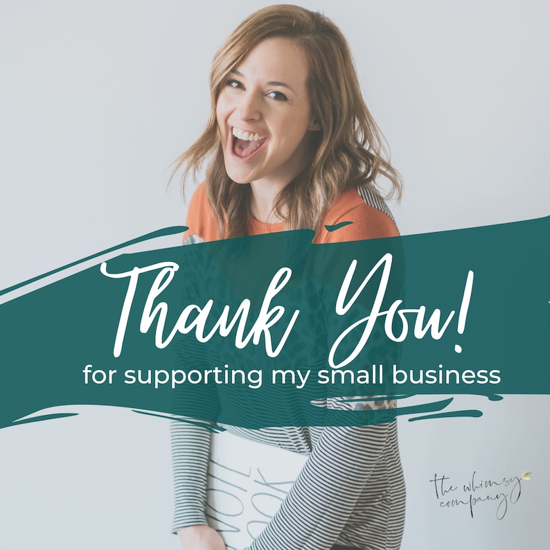 Może przedstawiać: Kobieta szeroko się uśmiecha, trzymając książkę przed turkusowym tłem z tekstem "Dziękuję! za wsparcie mojej małej firmy" i tekstem "the whimsy company" w białym kolorze.