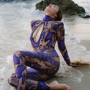 Långärmad jumpsuit i ormskinn för kvinnor - Lila kroppsdräkt för kvinnor - Festivaldräkt i ormskinn - Designer Halloween-kostym för kvinnor - Skräddarsydd