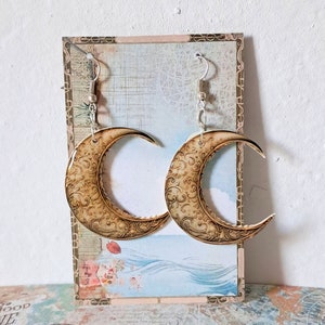 Orecchini luna resina carta oro