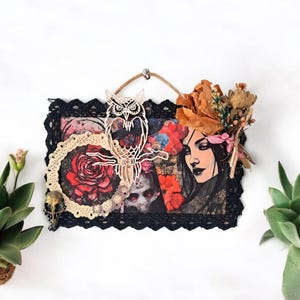 Decoro gotico dark da appendere in legno e carta e fiori veri