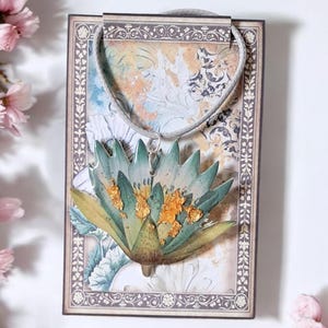 Collana fiore di loto resina carta