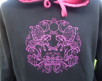 Feen Hoodie, Bestickter Hoodie, Fairy Crest Hoodie. Feenpullover, Kontrast Schwarz und Rosa