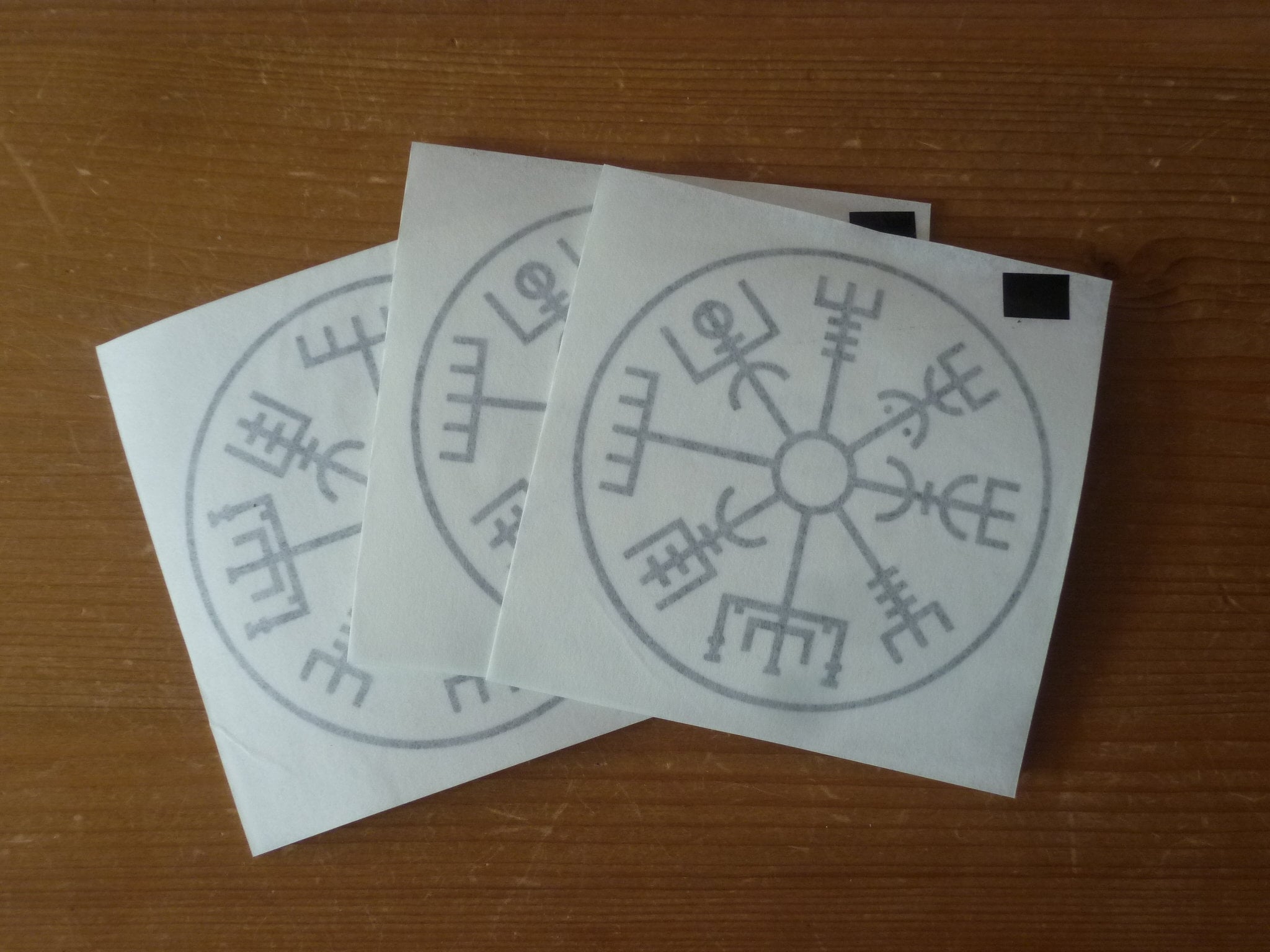 Wikinger Vegvsir Kompass Aufkleber – Isländisches Symbol, 10x10 Cm, Wetterfest