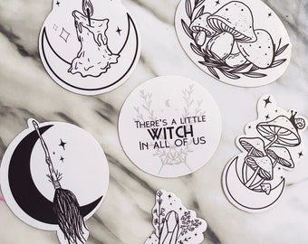 Waterdichte stickerset Witchy: mystieke stickers met handgetekende kristallen, paddenstoelen en kaarsen