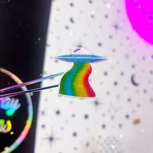 Handgefertigter Regenbogen UFO Anstecker - Alien Schiff Pin - Acryl UFO Anstecker - UFO Abzeichen - Alien Pin - Ufo Accessoires - Anstecker