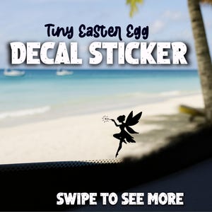 Könnte beinhalten: Schwarzer Aufkleber mit einer Fee, die einen Zauberstab mit einem Stern hält. Der Text "Tiny Easter Egg DECAL STICKER" ist über der Fee zu sehen. Am unteren Rand steht "SWIPE TO SEE MORE". Der Hintergrund zeigt eine Strandlandschaft.