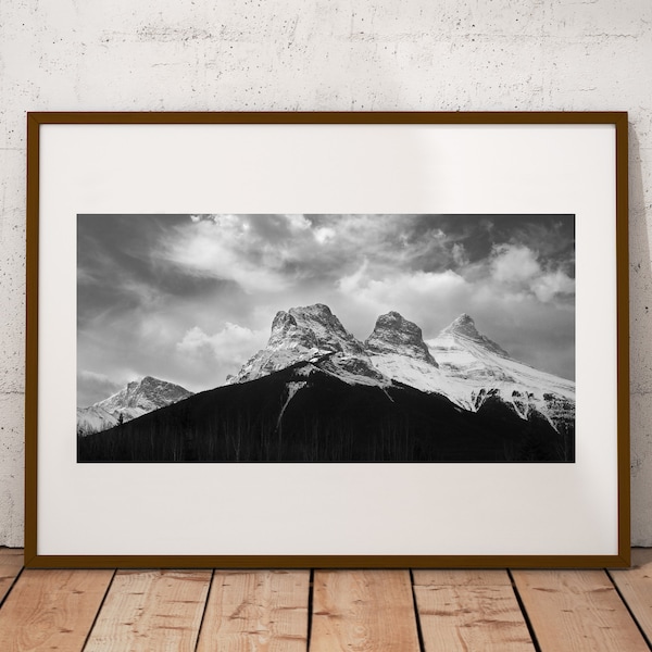 Photographie de montagne en noir et blanc, Three Sisters Print, Canmore Alberta, Fine Art Print, Cottage Cabin Decor, Mountain Art, Canvas/Metal