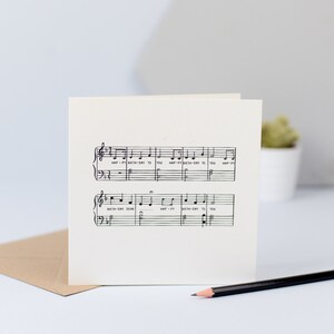 Gelukkige verjaardag liedkaart, gefeliciteerd met je verjaardag, zwart-wit, zwart-wit, handgetekende, illustratie, mannelijke verjaardag, songwriter, muziek