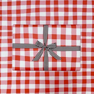 Carta da regalo Gingham rossa e rosa - carta da regalo carina, carta da regalo a quadri. Carta da regalo riciclabile.