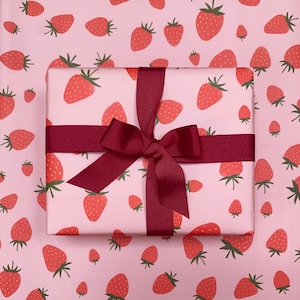 Carta da regalo a forma di fragola - graziosa carta da regalo con stampa a forma di frutta. Carta da regalo riciclabile, etichette regalo abbinate.