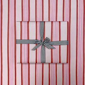 Papier cadeau rayé rouge et rose - Adorable papier cadeau, papier cadeau rayé. Papier d'emballage recyclable.