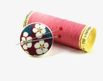 Soporte magnético para alfileres de tela con diseño floral de Liberty.