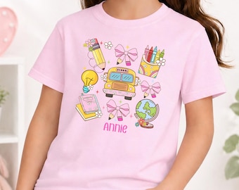 Camiseta personalizada para a volta às aulas, camiseta infantil com nome personalizado, camiseta fofa com ônibus escolar, roupa para o primeiro dia de aula, camiseta com laço charmoso