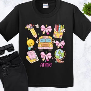 Camiseta de volta às aulas para meninas, camiseta personalizada com nome infantil, laços, giz de cera e livros, primeiro dia de aula, camiseta para meninas da pré-escola