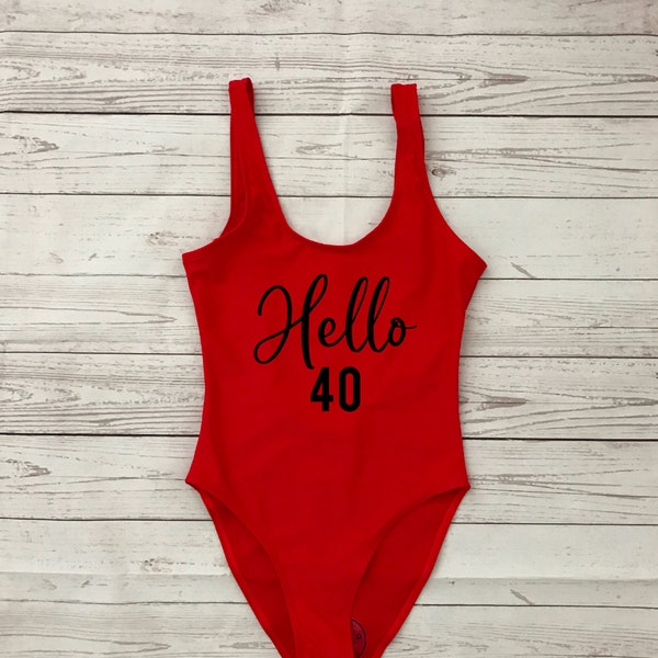 Anniversaire Bonjour 40. Maillots de bain d'anniversaire. Bain d'anniversaire. Maillot de bain de plage. Maillot de bain une pièce. 022821-15. Maillot de bain de célibataire.