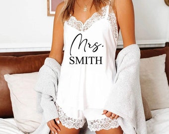 Lace Mrs Pajamas, Wedding Pjs, Bridal Shower Gift Set, Mrs Lace Set, Lace Bridal Outfit, Honeymoon Outfit, Bride Pjs, Personalized Pajamas