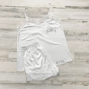 Mrs Pajamas, Lace Bride Pajamas, Lace Bridal Outfit, Honeymoon Outfit, Bride Gift, Lace Pajamas, Bride Pjs, Bridal Shower Gift Set,