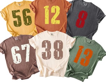 Benutzerdefinierte Nummer T-Shirt, Distressed Varsity Grafik, Spieltag Team Shirt, Glückszahl, Geburtstagsalter, Retro Unisex T-Shirt