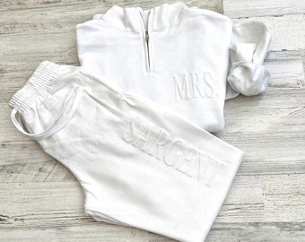 Gepersonaliseerde heren en mevrouw kwartrits met reliëf, huwelijksreisoutfit met reliëf, bruidsdouchecadeau, huwelijksreisoutfit, bijpassende sweaters voor koppels,