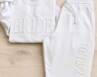 Sweatsuit set bruid met reliëf, gepersonaliseerd sweatshirt en joggingbroek bruid, aangepaste trouwloungeset, sweater mevrouw, huwelijksreisoutfit