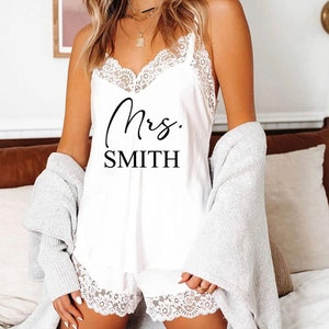 Lace Mrs Pajamas, Wedding Pjs, Bridal Shower Gift Set, Mrs Lace Set, Lace Bridal Outfit, Honeymoon Outfit, Bride Pjs, Personalized Pajamas
