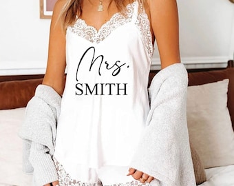 Lace Mrs Pajamas, Wedding Pjs, Bridal Shower Gift Set, Mrs Lace Set, Lace Bridal Outfit, Honeymoon Outfit, Bride Pjs, Personalized Pajamas