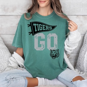 Maglietta personalizzata GO Team, maglietta con gagliardetto mascotte retrò, colori comodi, maglietta per il giorno della partita, maglietta per mamme calciatrici, maglietta personalizzata con spirito scolastico,