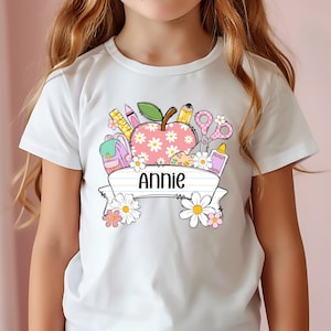 Camiseta personalizada de volta às aulas para meninas, camiseta infantil com nome personalizado, material escolar fofo e maçã floral, camiseta para o primeiro dia de aula