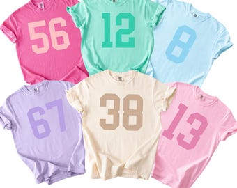 Aangepast T-shirt jersey nummer, gepersonaliseerd shirt sportnummer, T-shirt voetbalnummer, wedstrijddagnummer, collegevoetbalshirt