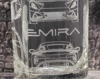 Lotus Emira mit Lotus Logo - Laser Etched Rocks Glass