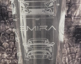 Lotus Emira mit Lotus Logo - Laser geätztes Pint Glas