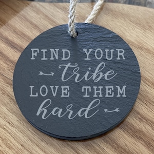 Encuentra tu tribu, ámalos, adorno de pizarra dura, la parte posterior se puede personalizar con un mensaje de texto personalizado, regalo para mamá, grupo, amiga, mejor mejor amiga