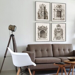 Puede incluir: Cuatro impresiones arquitect&oacute;nicas en blanco y negro enmarcadas en marcos grises est&aacute;n colgadas en una pared blanca. Las impresiones representan diferentes detalles arquitect&oacute;nicos, incluyendo arcos, puertas y ventanas. Un sof&aacute; marr&oacute;n, una silla blanca y una l&aacute;mpara de pie con tr&iacute;pode est&aacute;n en primer plano.